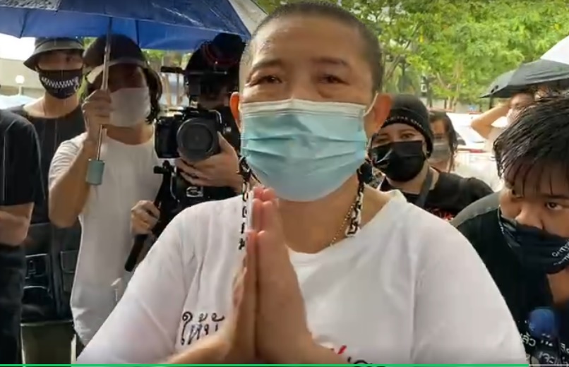 “แม่เพนกวิน” โกนหัว เรียกร้องความยุติธรรมให้ลูก ก่อนเข้ายื่นขอประกันตัวอีกครั้ง