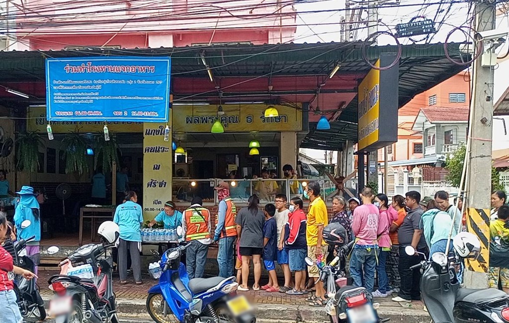 "แกงใต้ คนแวะ" ร้านข้าวแกงชื่อดังศรีราชา เปิดให้กินข้าวแกงฟรี เนื่องในวันแม่แห่งชาติ