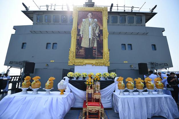กทม.-กองทัพเรือลอยเถ้าดอกไม้จันทน์ ณ ปากแม่น้ำเจ้าพระยา อย่างสมพระเกียรติ