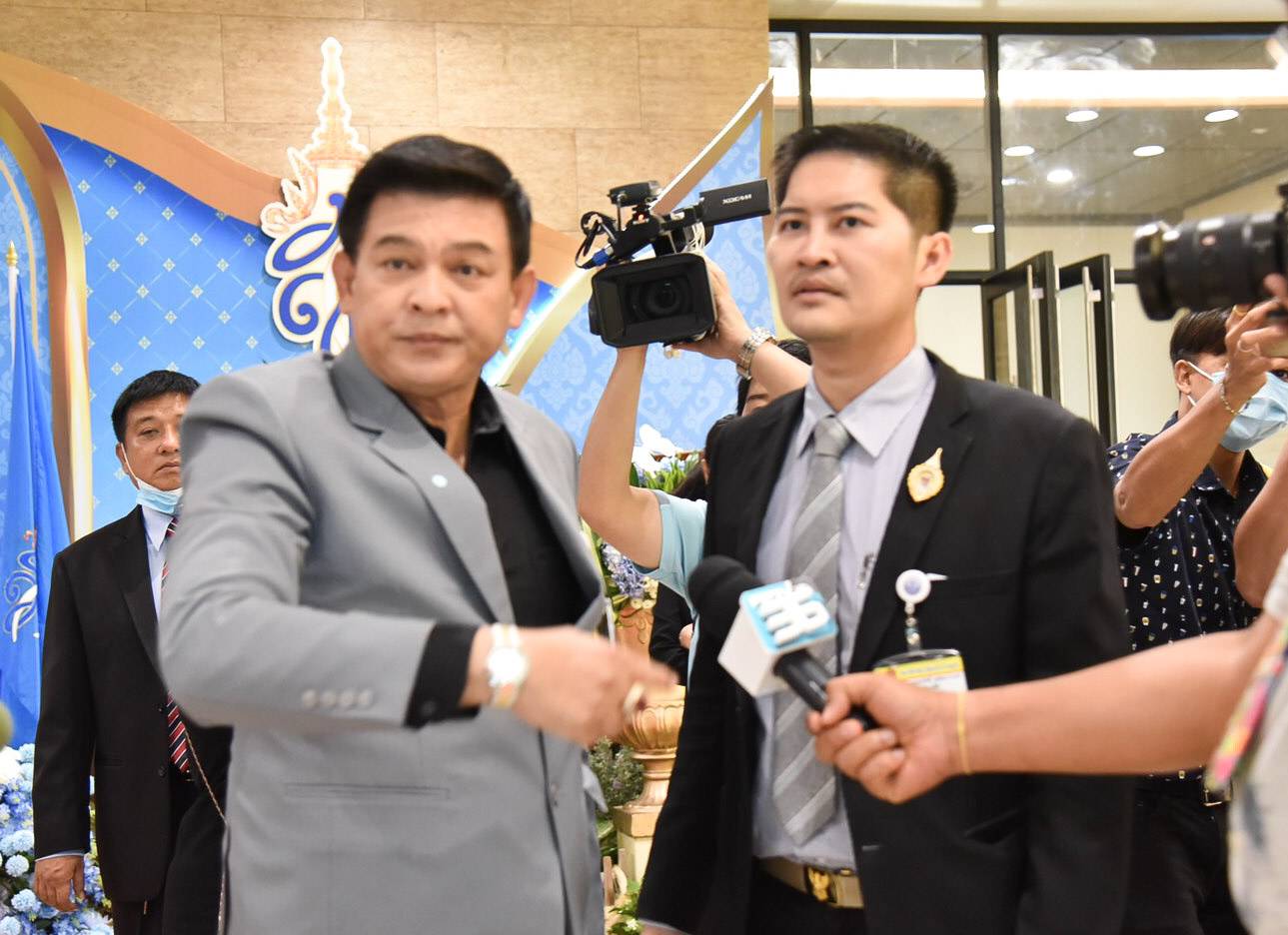 หวิดวางมวย ! "เต้ พระราม 7"ปรี่เข้าใส่ "สิระ"เรียกตร.สภาฯคุ้มกัน 