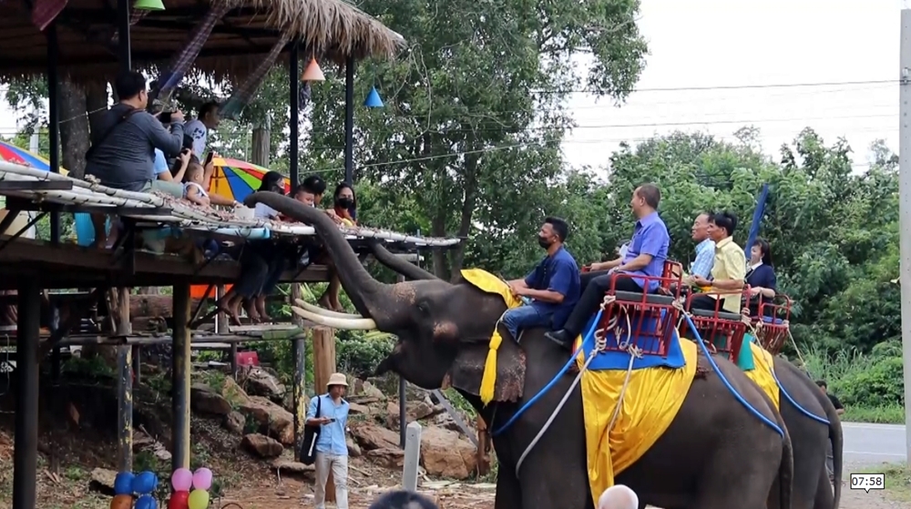 สุพรรณฯ ชวนจิบแฟแลช้างแสนรู้ กินเตี๋ยวกะลาห้อยขา ขึ้นช้างไหว้พระอิ่มบุญสุขใจ