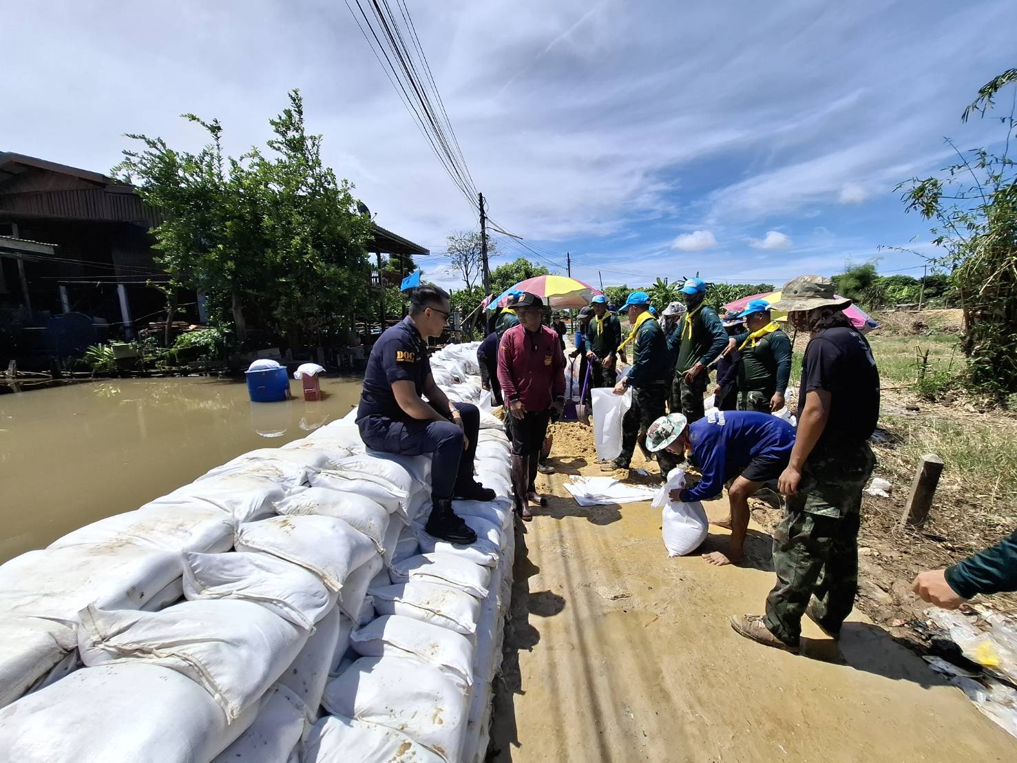 เรือนจำอ่างทอง-ทหารปืนใหญ่ ร่วมมือวางกระสอบทรายอ่างทอง ป้องกันน้ำเจ้าพระยาทะลักท่วมชุมชน