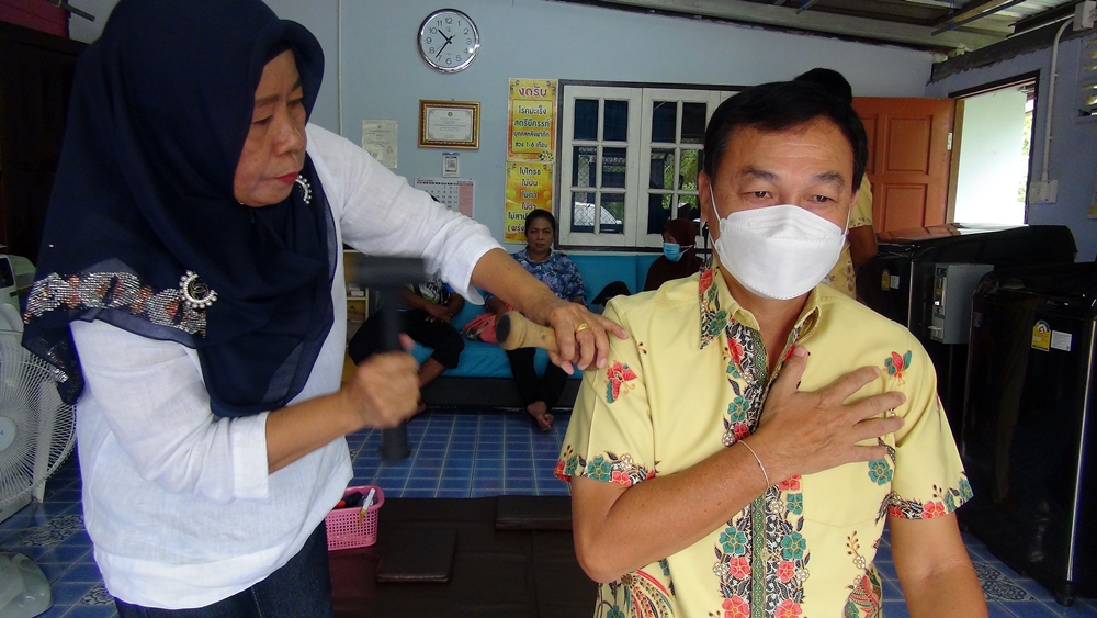 ปราชญ์ชาวบ้าน! "หมอสาว" ใช้เขาวัวตอกเส้น รักษาอาการปวดเมื่อย สร้างรายได้งามเกือบแสน/เดือน 