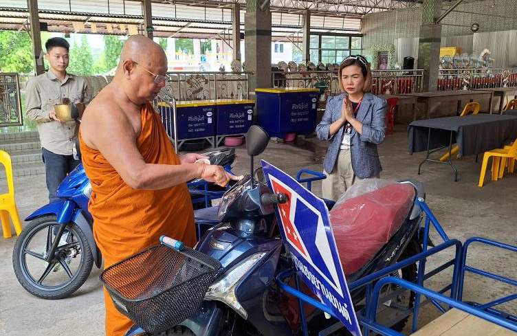 พระครูปราโมทย์ธรรมวงศ์ เจิมรถใหม่ 2 คัน มอบกองกำลังสุรนารี ใช้งานชายแดนไทย-กัมพูชา