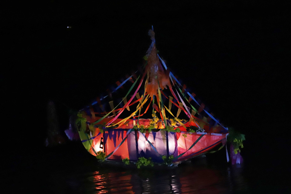 ลอยประทีปเรือไฟบ้านดงน้อย! สักการะปู่เชียงแสน ดอนเมืองจันทร์ สืบสานพิธีบรรพบุรุษ 