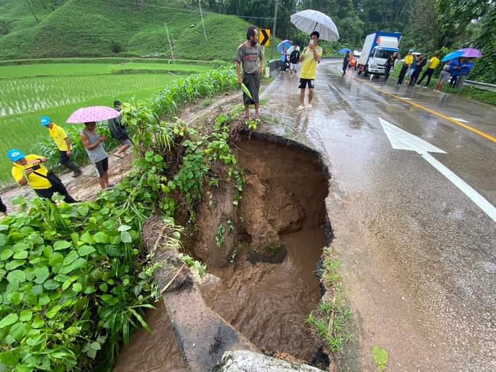 “รองสวนิต” ลงพื้นที่ อ.ท่าสองยาง ตรวจถนนทรุด สะพานขาด เร่งประสานแขวงทางหลวงซ่อมแซม