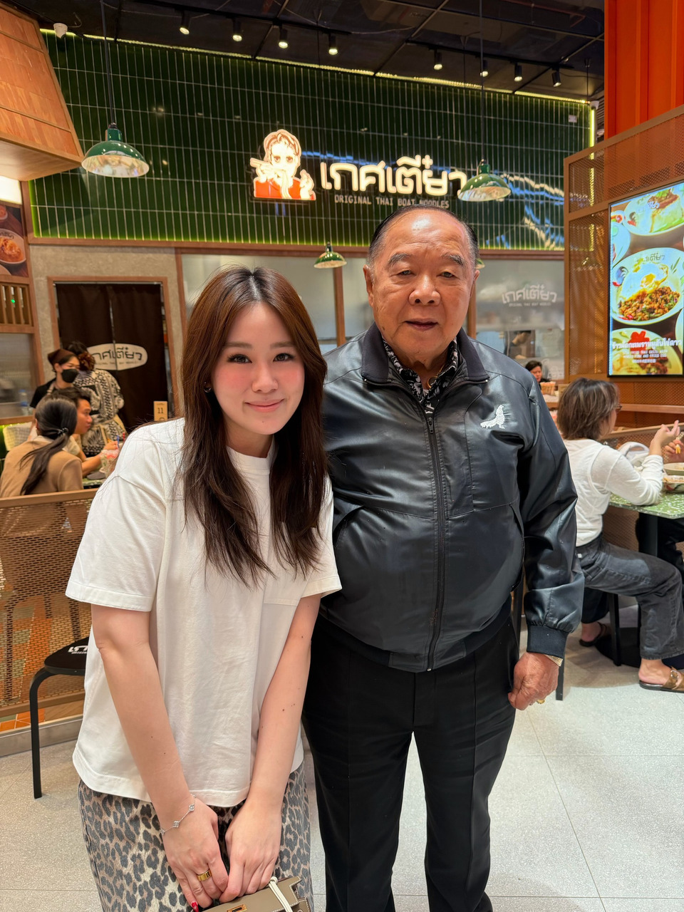 "ลุงป้อม" พักผ่อนช่วงสงกรานต์ ชิมเมนูฮิตตามเทรนด์ Gen Z คนรุ่นใหม่แห่ทักทาย ขอถ่ายรูป 