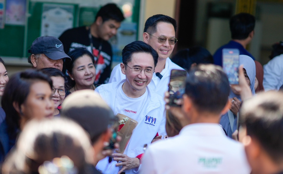 “ยศชนัน” นำทัพเพื่อไทยลุยบางใหญ่–ทุ่งครุ ดอกกุหลาบล้น สัญญารถไฟฟ้า 20 บาท ทำได้ใน 3–6 เดือน