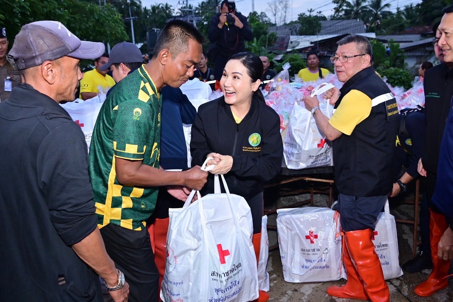 3 รัฐมนตรี ก.เกษตรฯ ลุยน้ำท่วมเข้าถึงเกษตรกรผู้ประสบอุทกภัย แจกถุงยังชีพ บรรเทาความเดือดร้อน