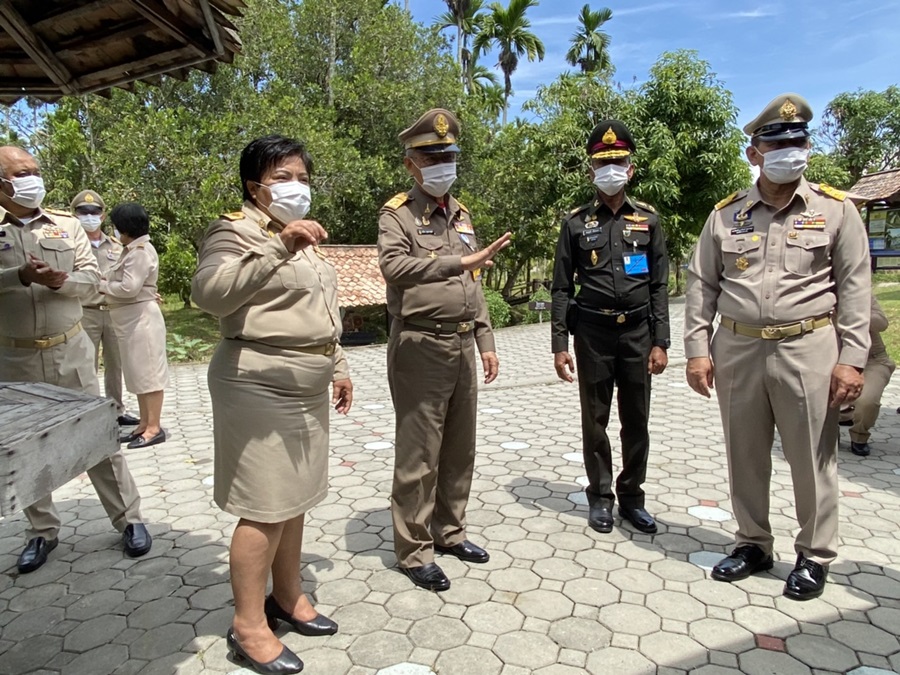 "ชมศูนย์ศึกษา พัฒนาความรู้ ดูนิทรรศการ" ศูนย์ศึกษาการพัฒนาพิกุลทองฯ