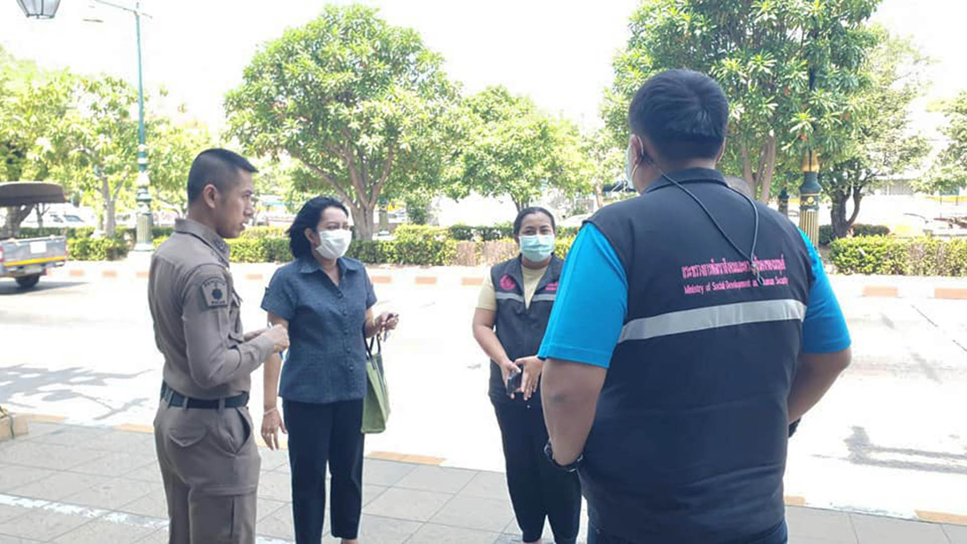 ตร.มหาชัย "จับมือหน่วยคุ้มครองคนไร้ที่พึ่งฯ” ออกสำรวจช่วยคนเร่ร่อน
