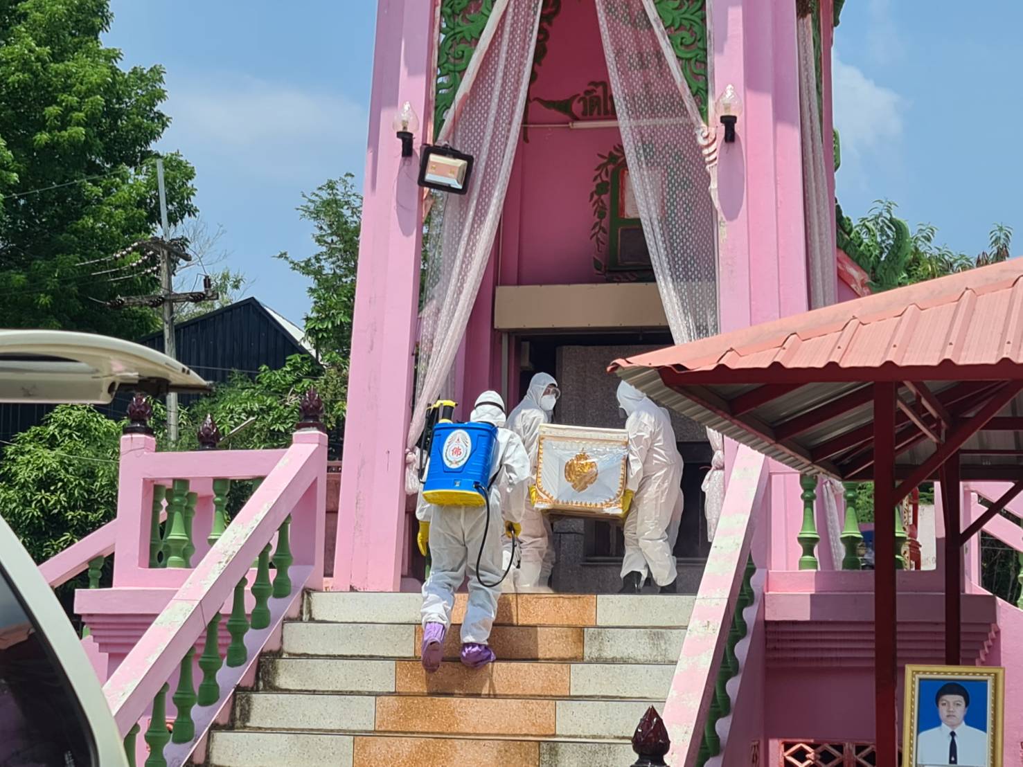สุดเศร้าญาติ-เพื่อน ร่วมอาลัยเหยื่อโควิดโคราชรายที่ 7 หนุ่มอ้วน 28 ปี พนง.การตลาดหมู่บ้านจัดสรร