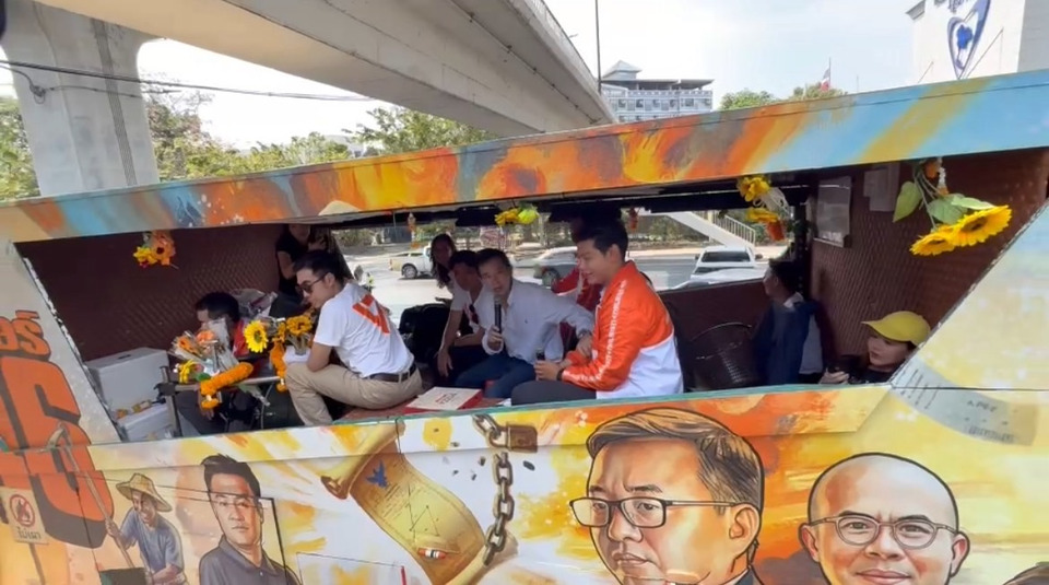 “ขบวนหาเสียงพิธา” ผ่านหน้าพรรคภูมิใจไทย แซว “อยู่ภูมิใจไทย ก็เลือกประชาชนได้” 