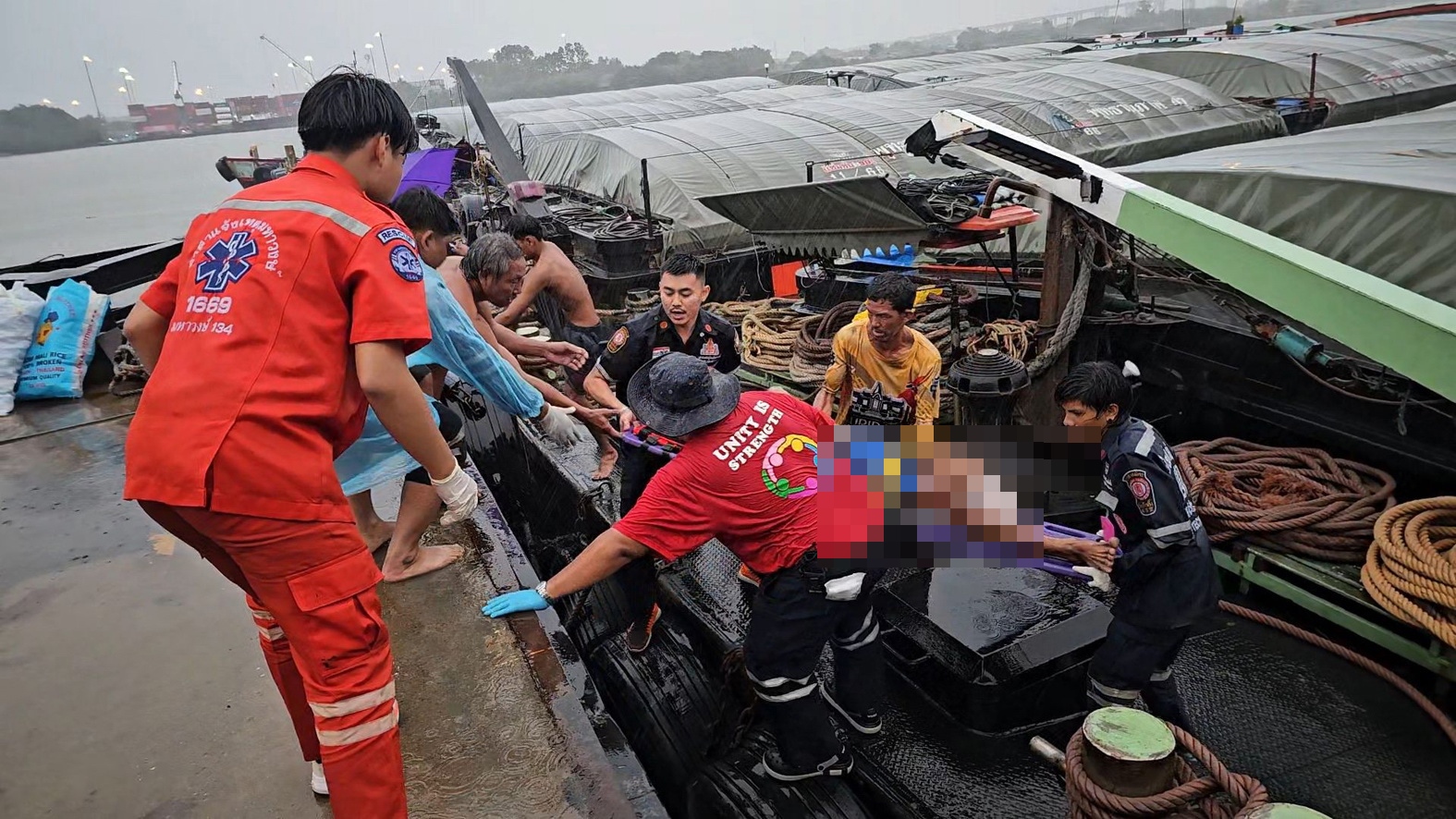 คนเรือเคราะห์ร้ายโดนเชือกเรือฟาดขาขาดภายในท่าเรือพระประแดง 