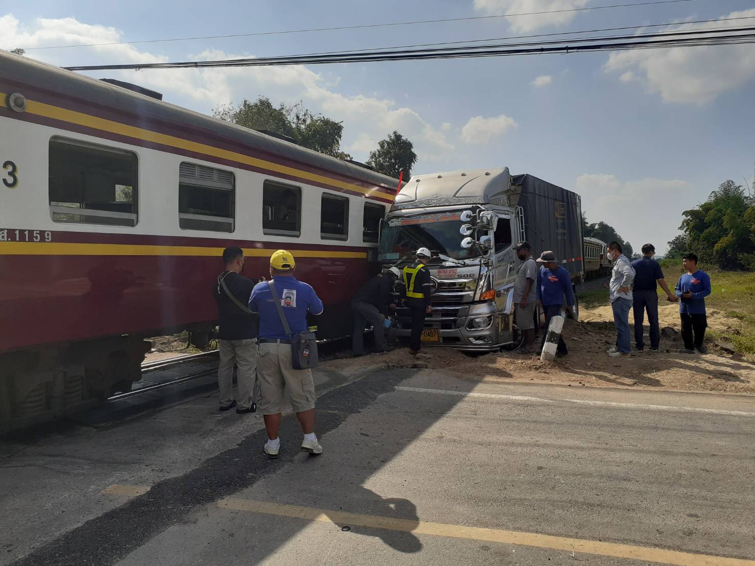 ระทึก!รถไฟชนรถพ่วง18ล้อขาด 2 ท่อนส่วนหัวรถไฟตกราง  