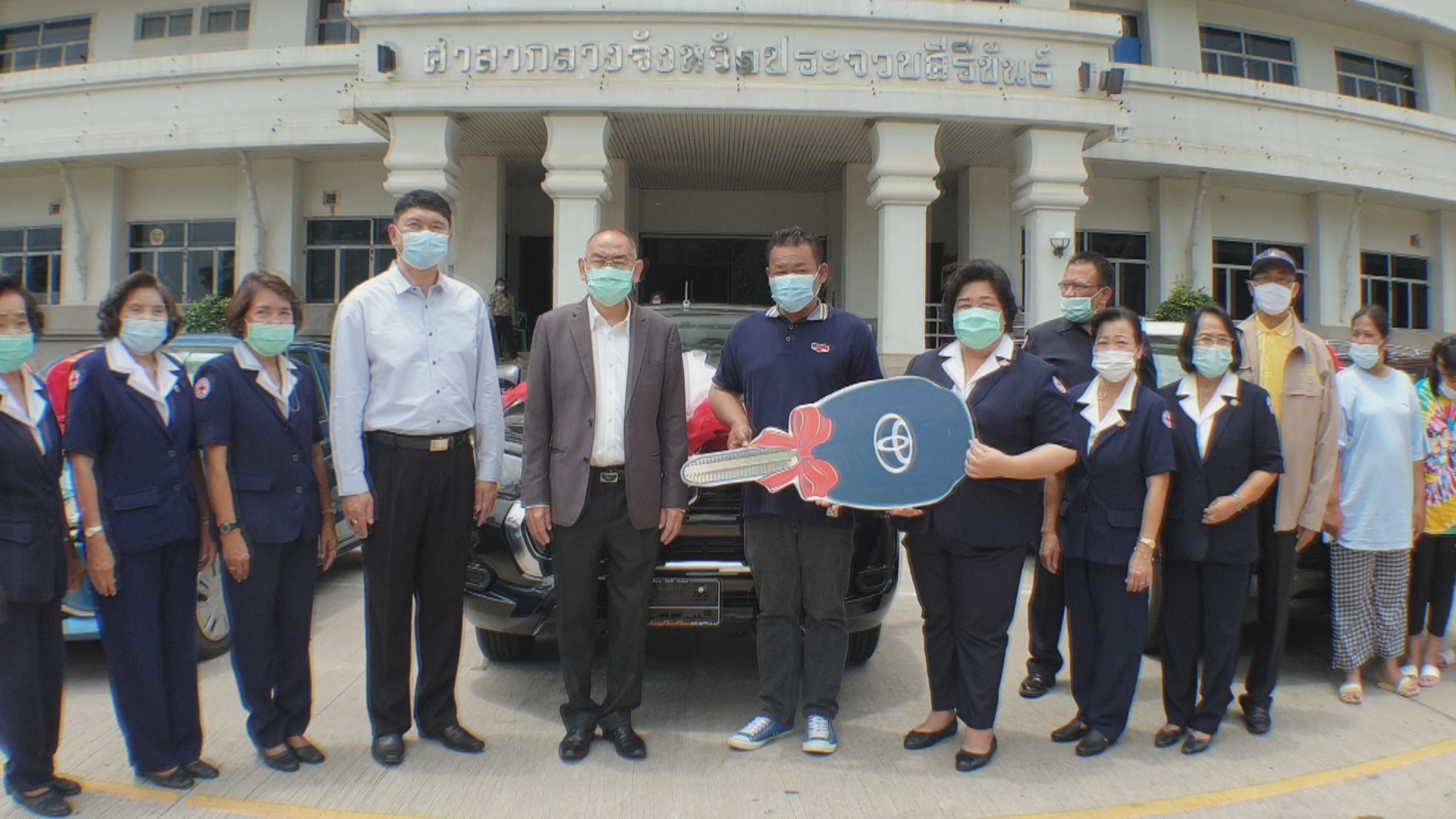  คนดวงดียังไงก็มีโชค! ผู้ว่าฯประจวบมอบรางวัล 4 ผู้โชคดี  ถูกสลากกาชาดการกุศล ปี 64
