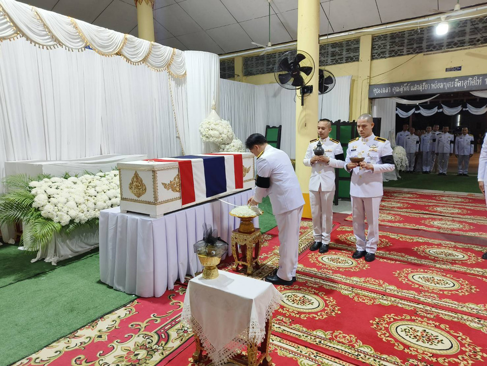 "ในหลวง" โปรดเกล้าฯ พระราชทานน้ำหลวงอาบศพ พวงมาลา พระราชทานเพลิงศพเป็นกรณีพิเศษแก่ สิบเอกชวกร เสียชีวิตจากเหตุชายแดนไทยกัมพูชา