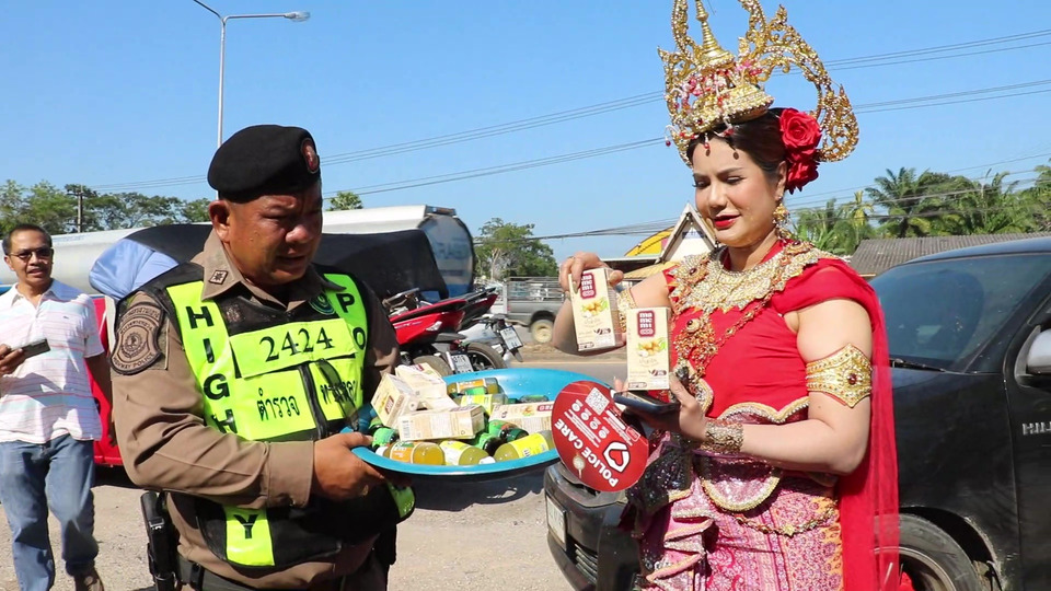 ชุมพรแจกฟรี “แม่ย่านางใจดี” ไข่-ของว่างคลายร้อน เพิ่มความปลอดภัยผู้เดินทางสงกรานต์ 