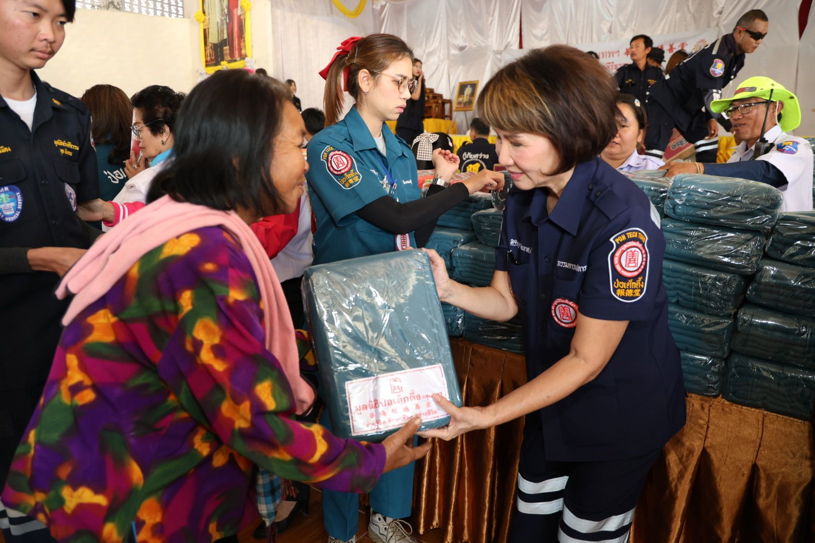 มูลนิธิป่อเต็กตึ๊ง ยกทัพจัดผ้าห่ม-เครื่องอุปโภคบริโภค บรรเทาทุกข์ผู้ประสบภัยหนาวภาคอีสาน 