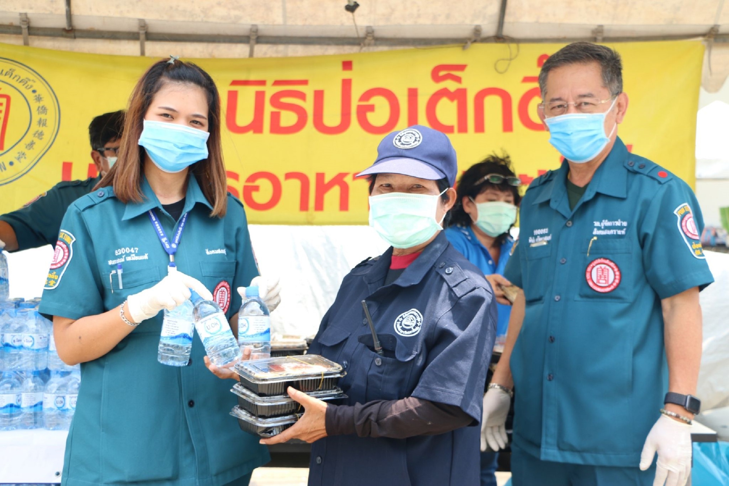 มูลนิธิป่อเต็กตึ๊งมอบชุด PPE เครื่องมือทางการแพทย์โรงพยาบาลที่ขาดแคลน