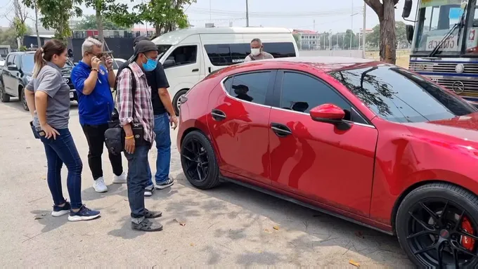 นักดนตรีหนุ่มโร่แจ้งความหลังถูกฝากรอยเท้าไว้รอบรถคู่ชีพ 