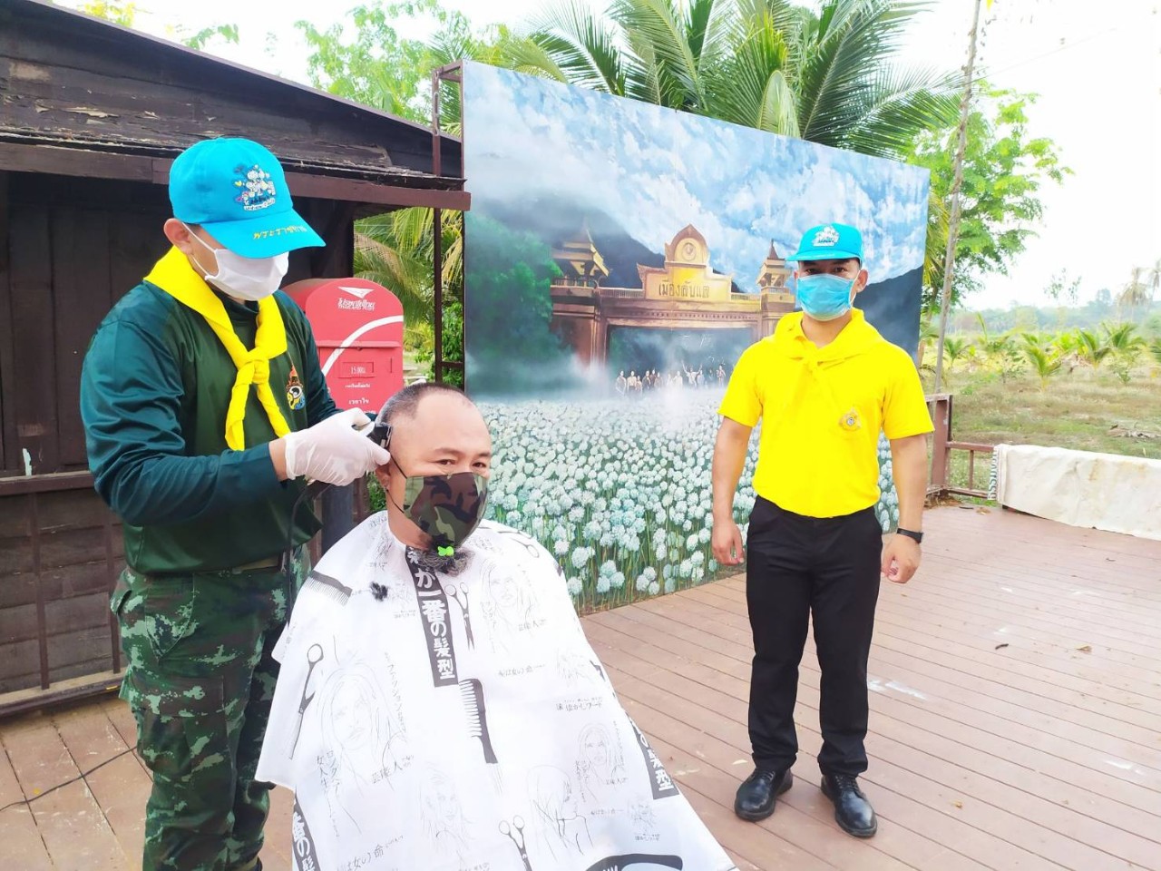 กองพันทหารปืนใหญ่ที่ 20 นำช่างทหารจิตอาสา ตัดผมฟรีให้ปชช.เมืองลับแล ในกิจกรรม " อาร์มี่ บาร์เบอร์เดลิเวอรี่ " สู้ภัยโควิด19
