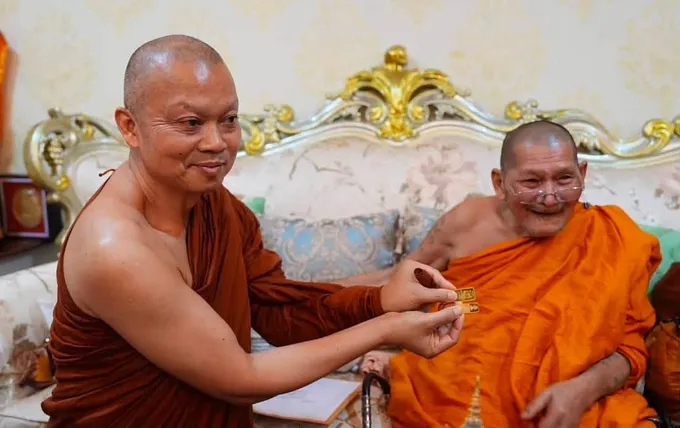 ศิษย์ฮือฮา! "หลวงปู่ศิลา" มอบทองคำแท่ง 16 บาท ให้ "พระบุญสิน" นำไปเป็นมวลสารหล่อ "เหรียญที่ระลึก" งานทอดกฐิน รุ่น 1 วัดป่าศรีคุณาราม จ.อุดรธานี 