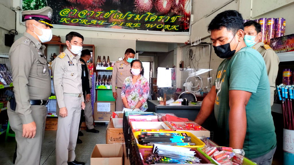 ฝ่ายปกครอง-ตร.โคราช ตรวจเข้ม สั่งห้ามขายพลุ ดอกไม้ไฟแก่เยาวชน