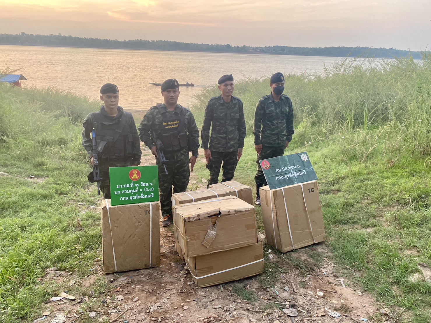 ทหาร กกล.สุรศักดิ์มนตรี ตรวจยึดไฟเเซ็คจำนวน12,000 อัน