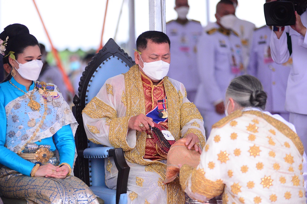 วันพืชมงคลปี 2566 พระยาแรกนาเสี่ยงทายหยิบผ้าได้ 5 คืบ พระโคกินหญ้า-เหล้า ทำนายข้าวในนาบริบูรณ์ เศรษฐกิจรุ่งเรือง