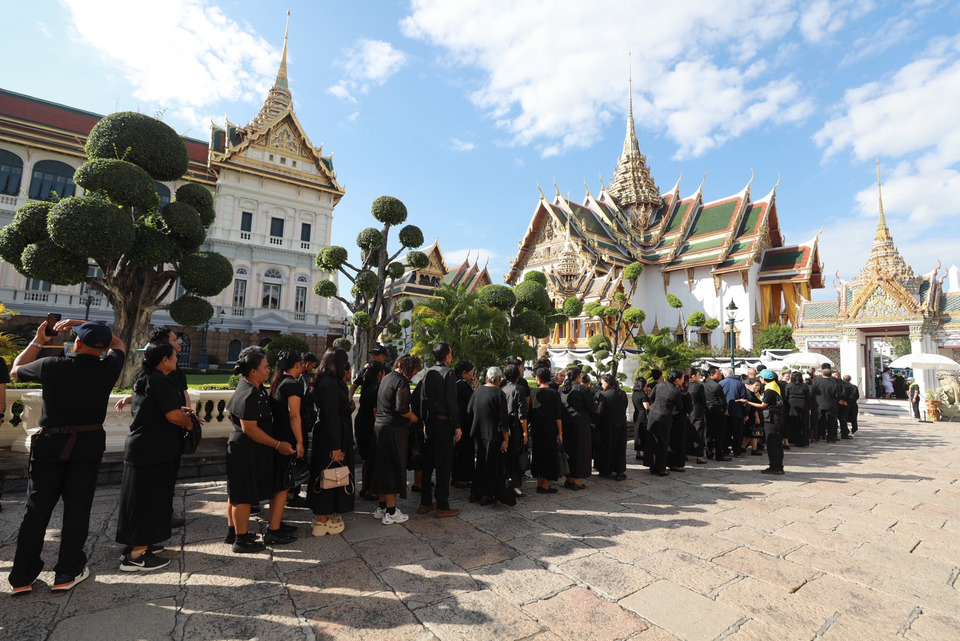“พสกนิกร”ทั่วหล้า! แต่งกายไว้ทุกข์ เข้าถวายบังคมพระบรมศพ “สมเด็จพระพันปีหลวง” ณ พระที่นั่งดุสิตมหาปราสาท