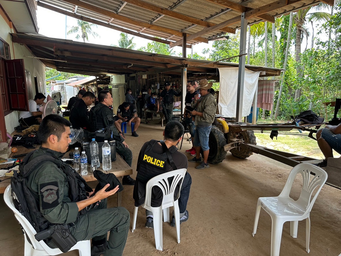 ผัวหึงโหดยิงเมียสาหัสก่อนจะแขวนคอดับคาบ้านส่วนผู้หญิงทนพิษบาดแผลไม่ไหวไปตายที่ รพ. 