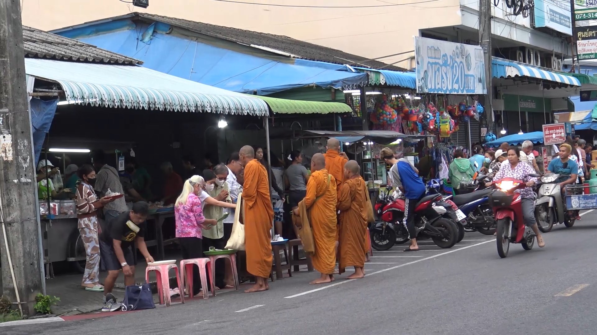 ชาวสงขลาทำบุญตักบาตรวันเข้าพรรษา