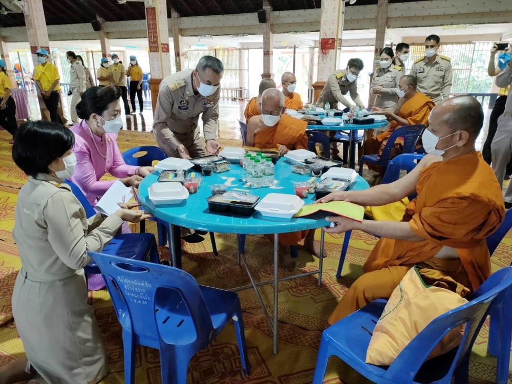 พ่อเมืองสุโขทัย จัดพิธีถวายภัตตาหารเพล มอบสิ่งของพระราชทานแด่พระภิกษุ สามเณร วันที่สองของการเข้าสอบบาลีสนามหลวง
