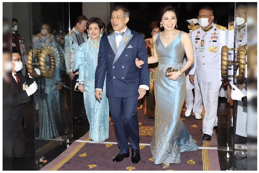 'พระราชินี' ทรงงามสง่าในฉลองพระองค์ชุดไทย