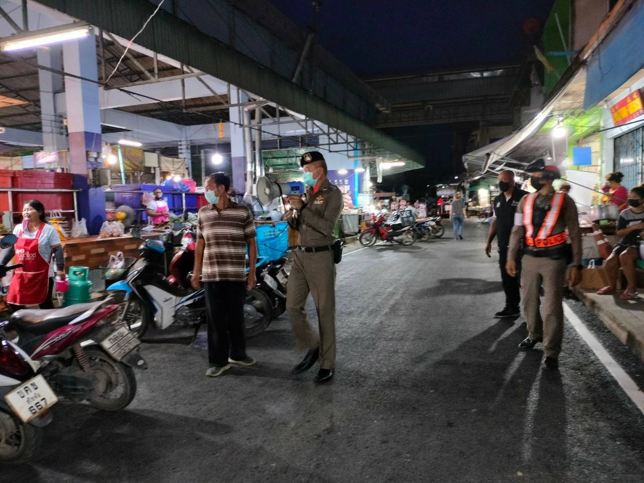  สวรรคโลกเข้มจัดการจราจรในเขตตลาดสดเทศบาล 