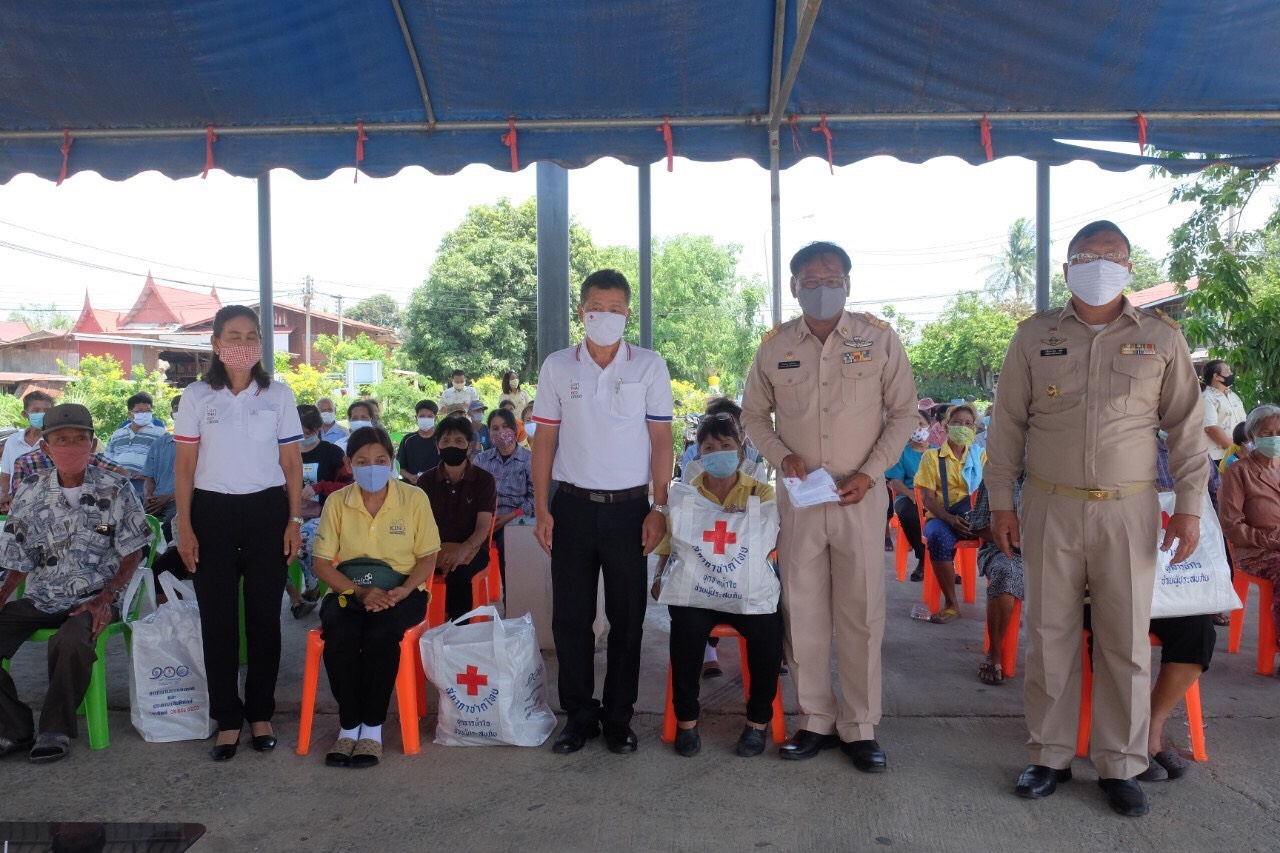 เหล่ากาชาดจังหวัดอ่างทอง เดินหน้ามอบถุงธารน้ำใจให้ประชาชนที่ได้รับผลกระทบจากวาตภัยและการแพร่ระบาดไวรัสโควิค-19