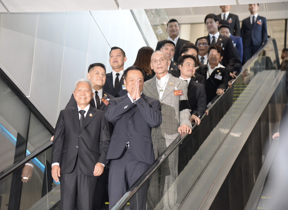  ยิ่งใหญ่ทั้งองคาพยพ! “อนุทิน” นำทัพภูมิใจไทยรายงานตัวสภาฯ ชิล! แวะช็อปเสื้อกลางสภาฯ หยอดถามแม่ค้า “รอคนละครึ่งอยู่ใช่ไหม” ก่อนลงมาพร้อมกัน