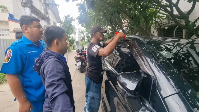 ระทึก! เด็ก 2 ขวบติดรถเก๋ง กู้ภัยเร่งปลดล็อกช่วยชีวิตปลอดภัย