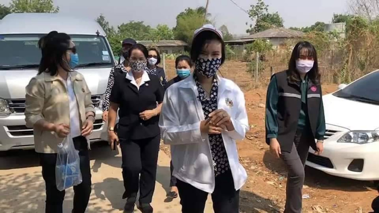 นายกเหล่ากาชาดกาญจนบุรี กับหลายหน่วยงานเร่งให้ความช่วยเหลือครอบครัวเด็กที่อาศัยอยู่กับคุณตาป่วยเป็นอัมพฤกษ์