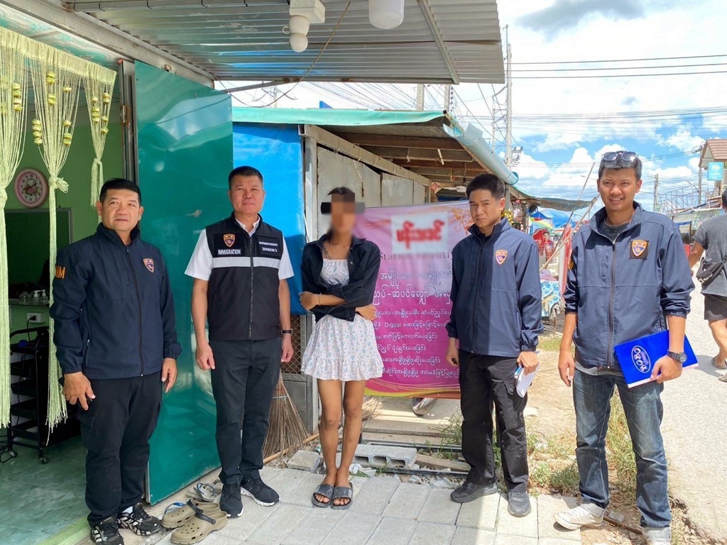 ตม.กาญจนบุรี บุกจับชาวเมียนมา แอบประกอบอาชีพต้องห้าม