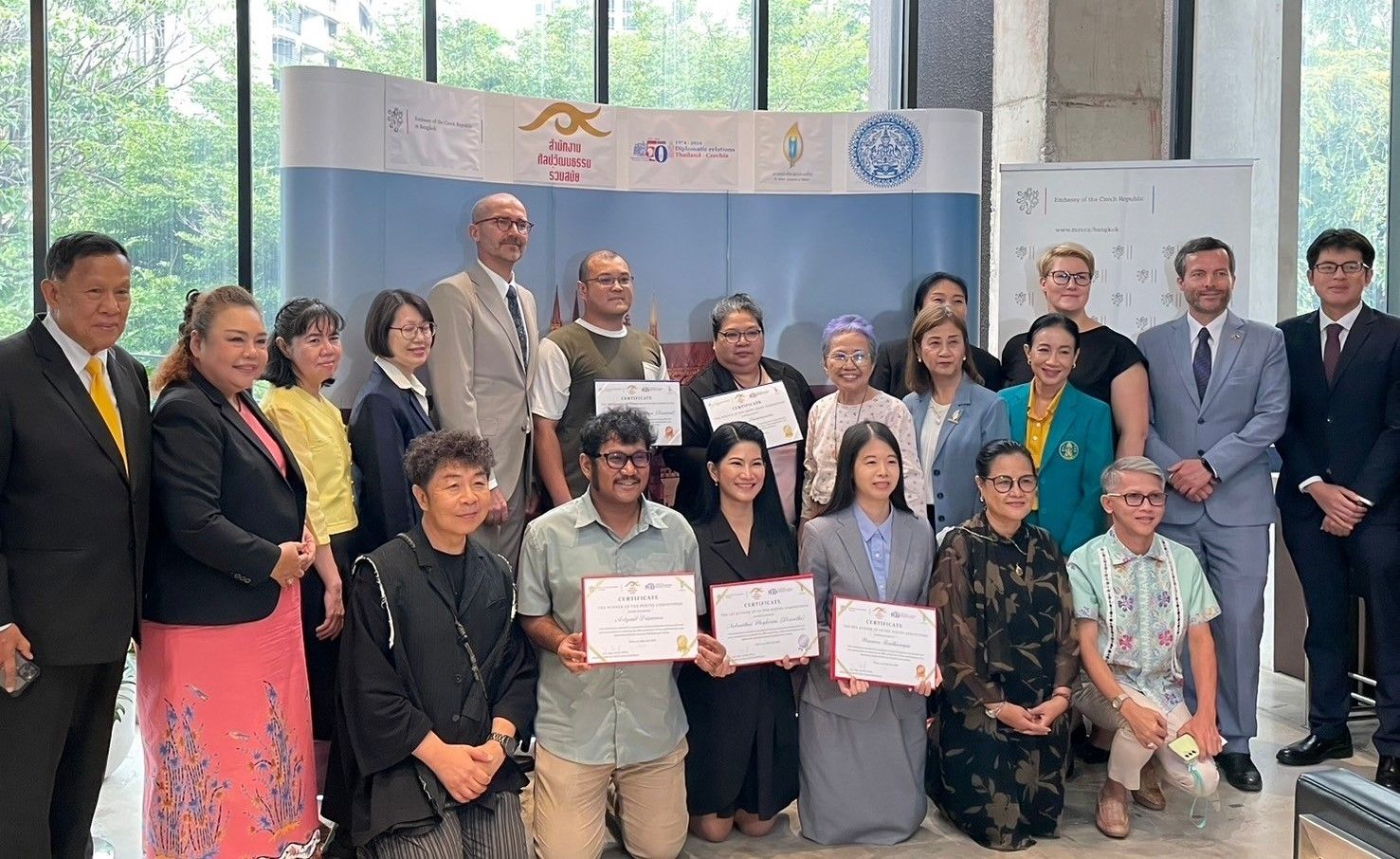 ทูตเช็ก ประจำประเทศไทย มอบรางวัล แก่ผู้ชนะการแข่งขันการประกวดเรื่องสั้นและบทกวี