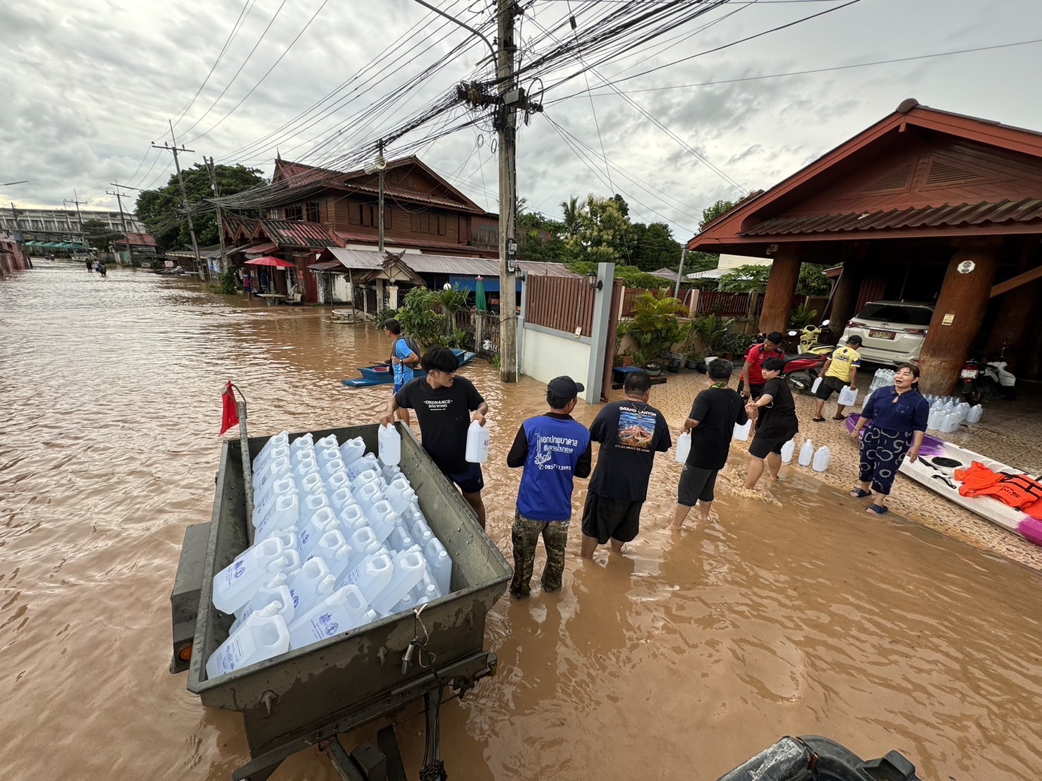 "พัชรวาท" กำชับกรมทรัพยากรน้ำบาดาล เร่งผลิต-แจกน้ำดื่มสะอาดช่วยผู้ประสบอุทกภัยทุกพื้นที่