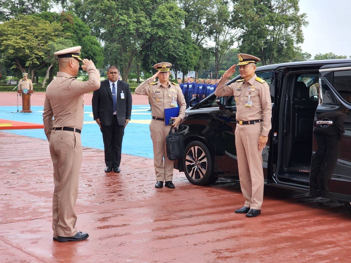 ผบ.ทร. ตรวจเยี่ยมบำรุงขวัญ กำลังพลหน่วยบรรเทาสาธารณภัยของ กองทัพเรือ ที่ปฏิบัติหน้าที่ช่วยเหลือผู้ประสบอุทกภัยในพื้นที่ จังหวัดเชียงราย    