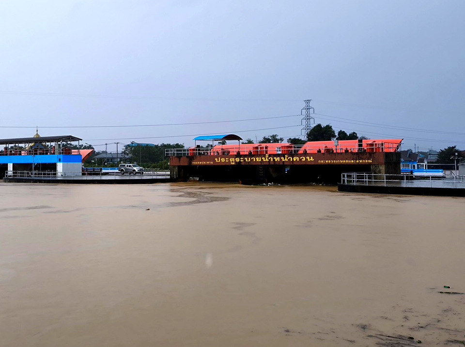 ฝนหนักสุดในรอบ 300 ปีถล่มหาดใหญ่ กรมชลฯ เร่งระบายน้ำลดผลกระทบ