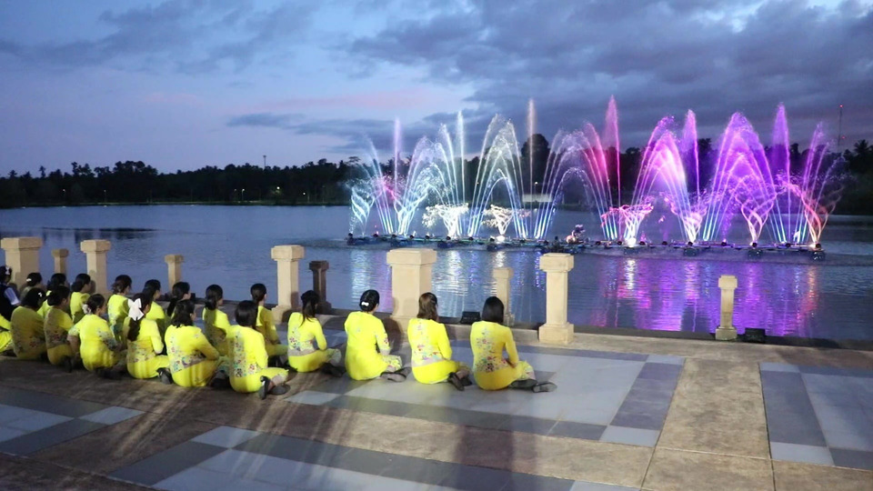อบจ.ชุมพรจัดแสดงม่านน้ำพุแสงสีเสียง “น้ำพุสายธารแห่งแสงทอง” รำลึกในหลวงรัชกาลที่ 9