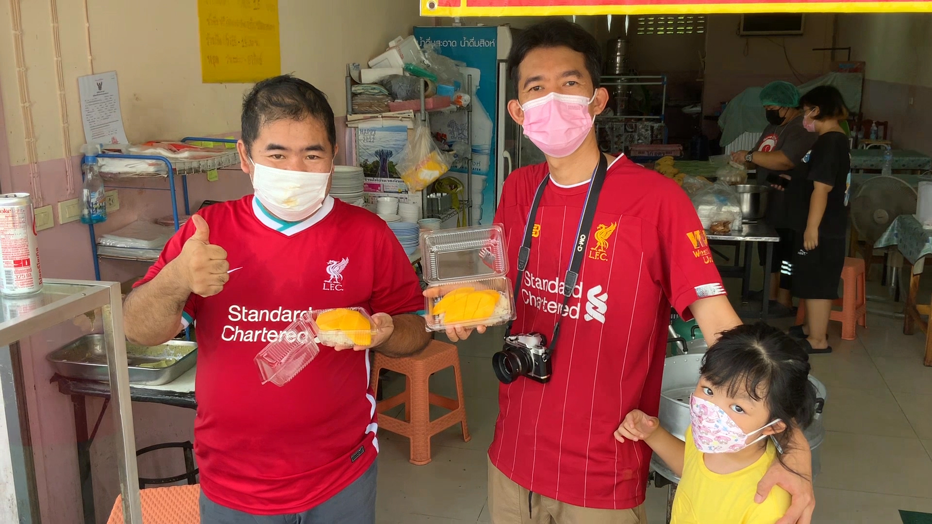 แบบนี้ต้องฉลอง! แฟนบอลลิเวอร์พูล ขอนแก่น แจกข้าวเหนียวมะม่วง 300 กล่อง หลังทีมรักคว้าแชมป์ 2 ถ้วยแรก