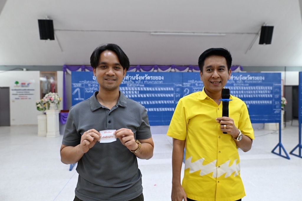 คึกคัก! ชาวบ้านมาบยางพร ร่วมยินดี “ทรงกลด เงินท้วม” ขึ้นแท่นผู้ใหญ่บ้านคนใหม่