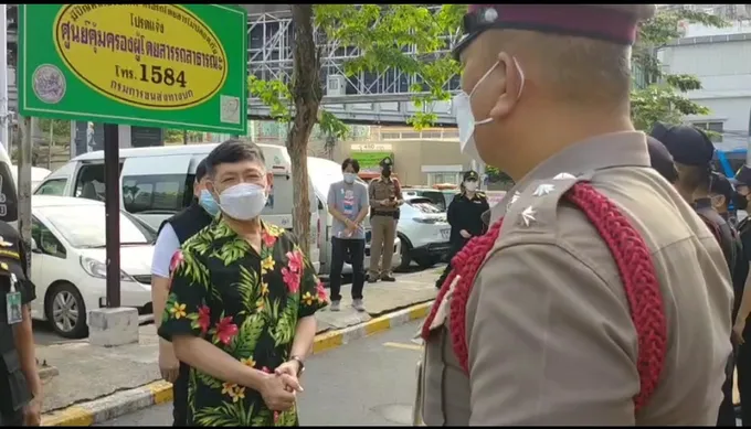 ปลัด กทม. ตรวจเยี่ยมศูนย์อำนวยความสะดวกและรักษาความปลอดภัย สำหรับประชาชนที่เดินทางออกนอก กทม.
