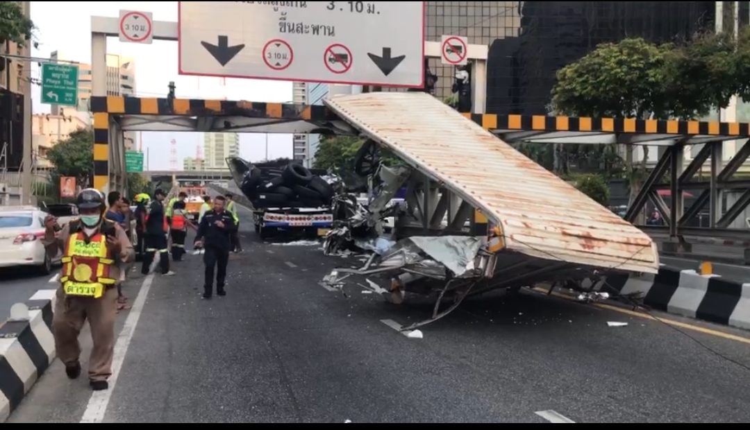 อุบัติเหตุรถชนเหล็กที่กั้นความสูงเชิงสะพานข้ามแยกพญาไท